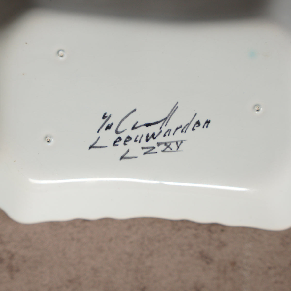 荷蘭手繪紅花落款小長盤