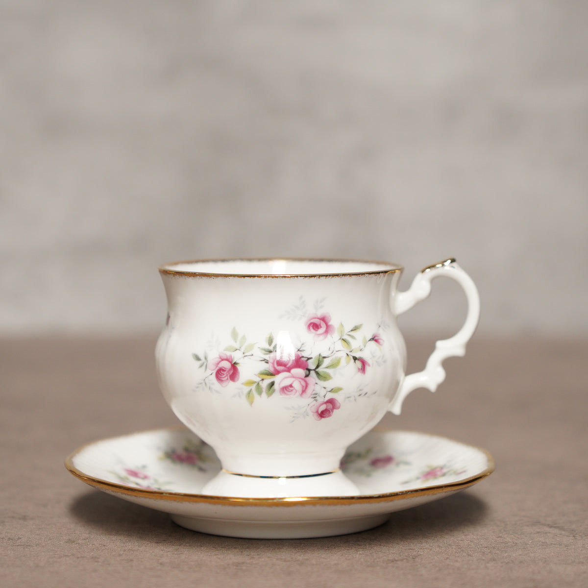 英國Elizabethan雙色玫瑰細骨瓷手工噴金杯組