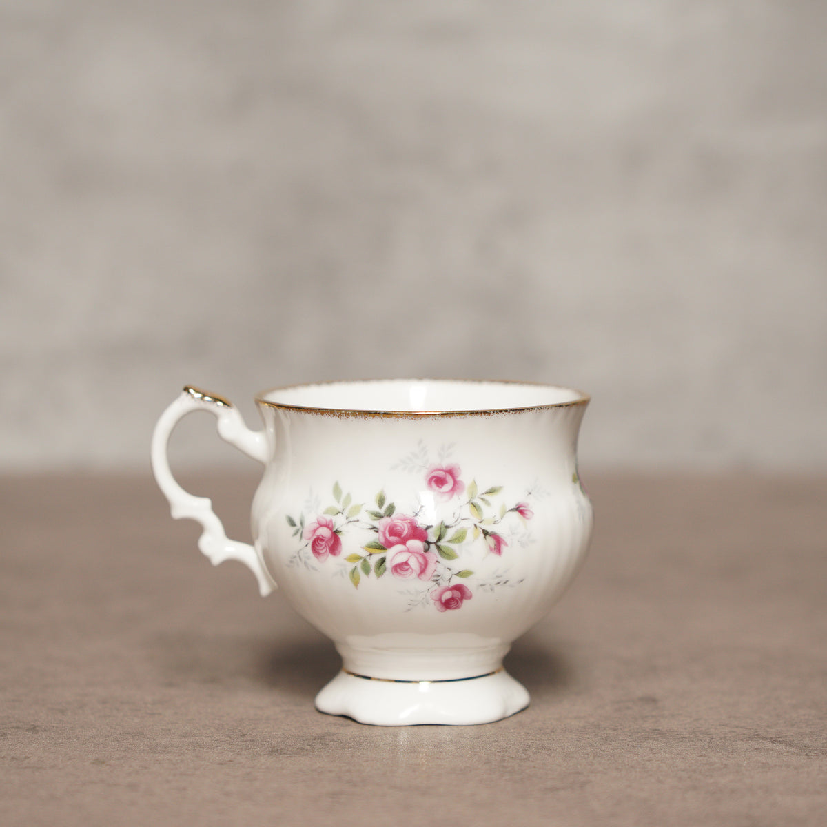 英國Elizabethan雙色玫瑰細骨瓷手工噴金杯組