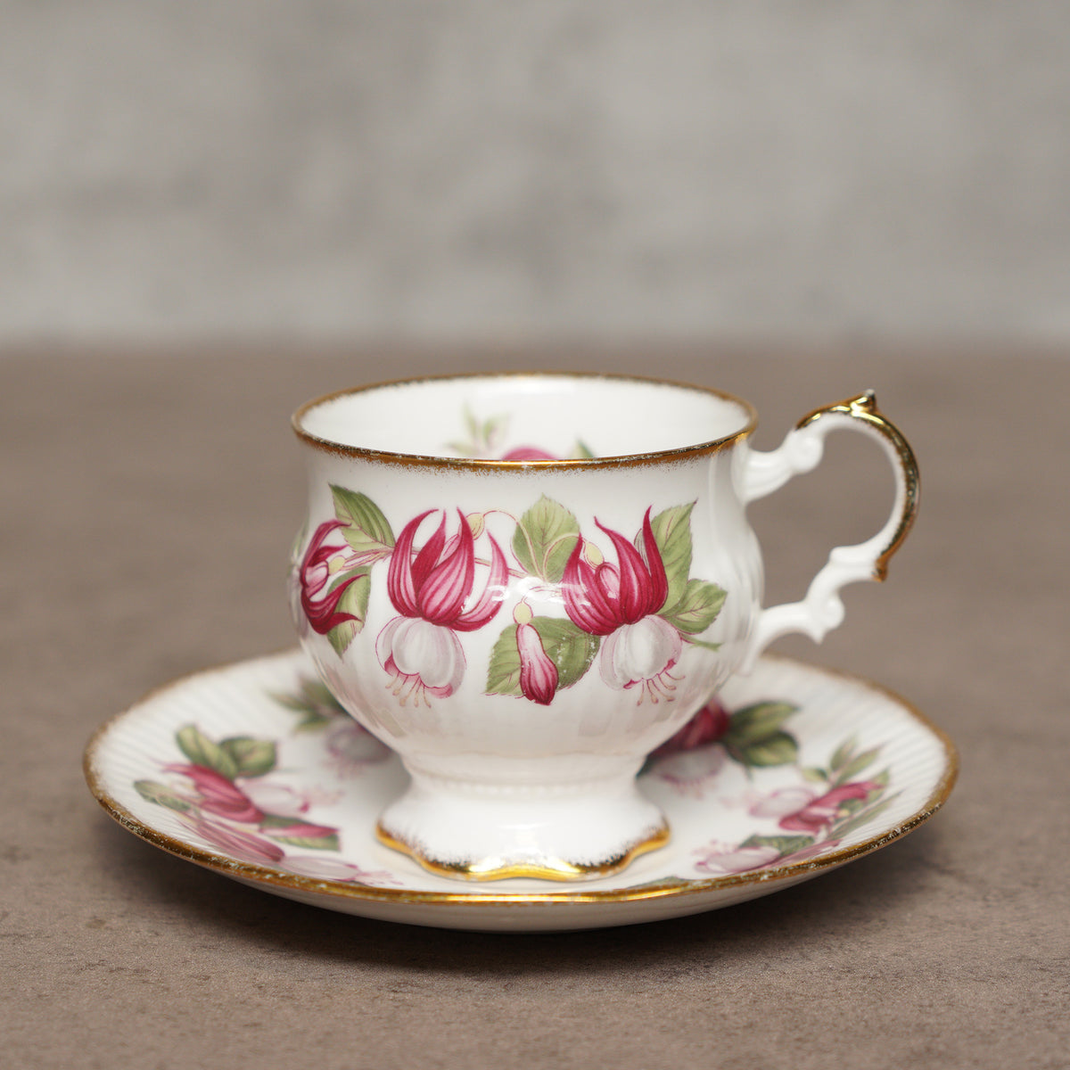英國Elizabethan"吊鐘花"手工描金細骨瓷杯組