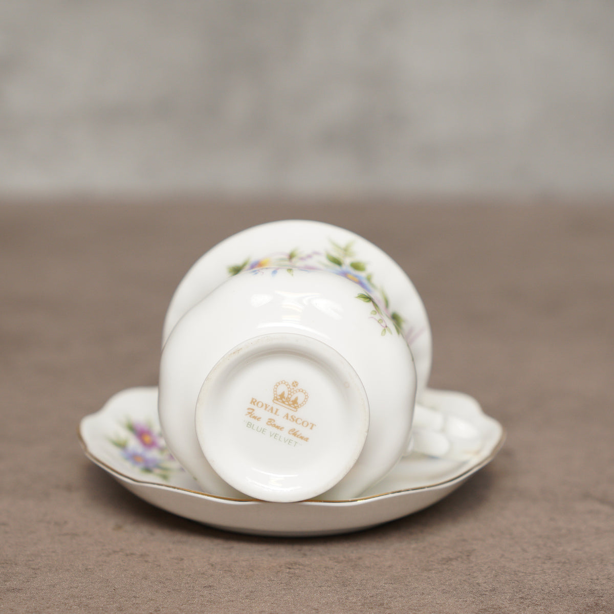 英國Royal Ascot "非洲紫羅蘭"描金細骨瓷杯組