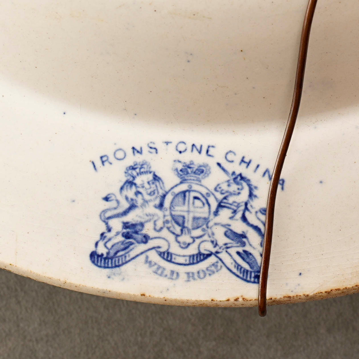 19世紀英國野玫瑰Ironstone古董青花盤